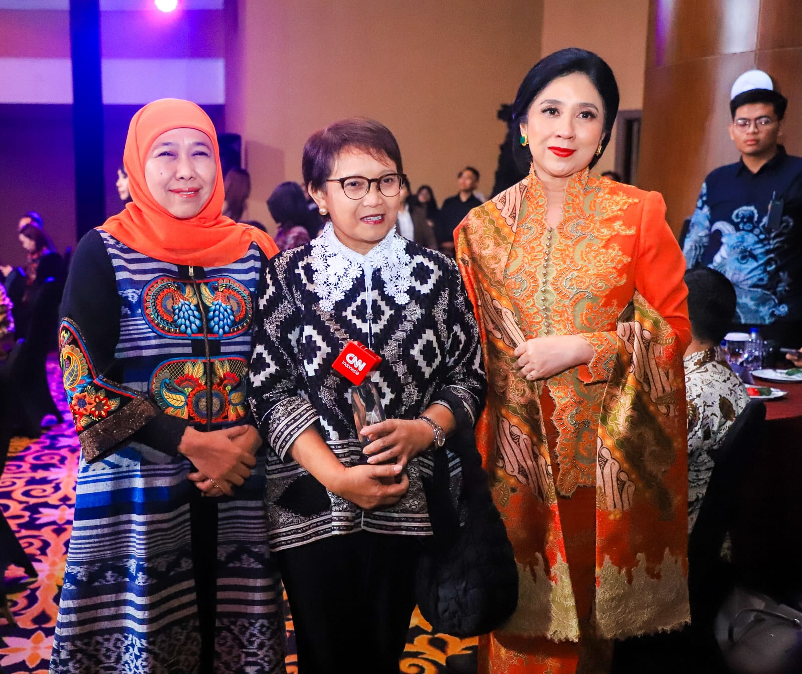 Gubernur Khofifah Terima Penghargaan Leading Women Awards 2025 dari CNN Indonesia