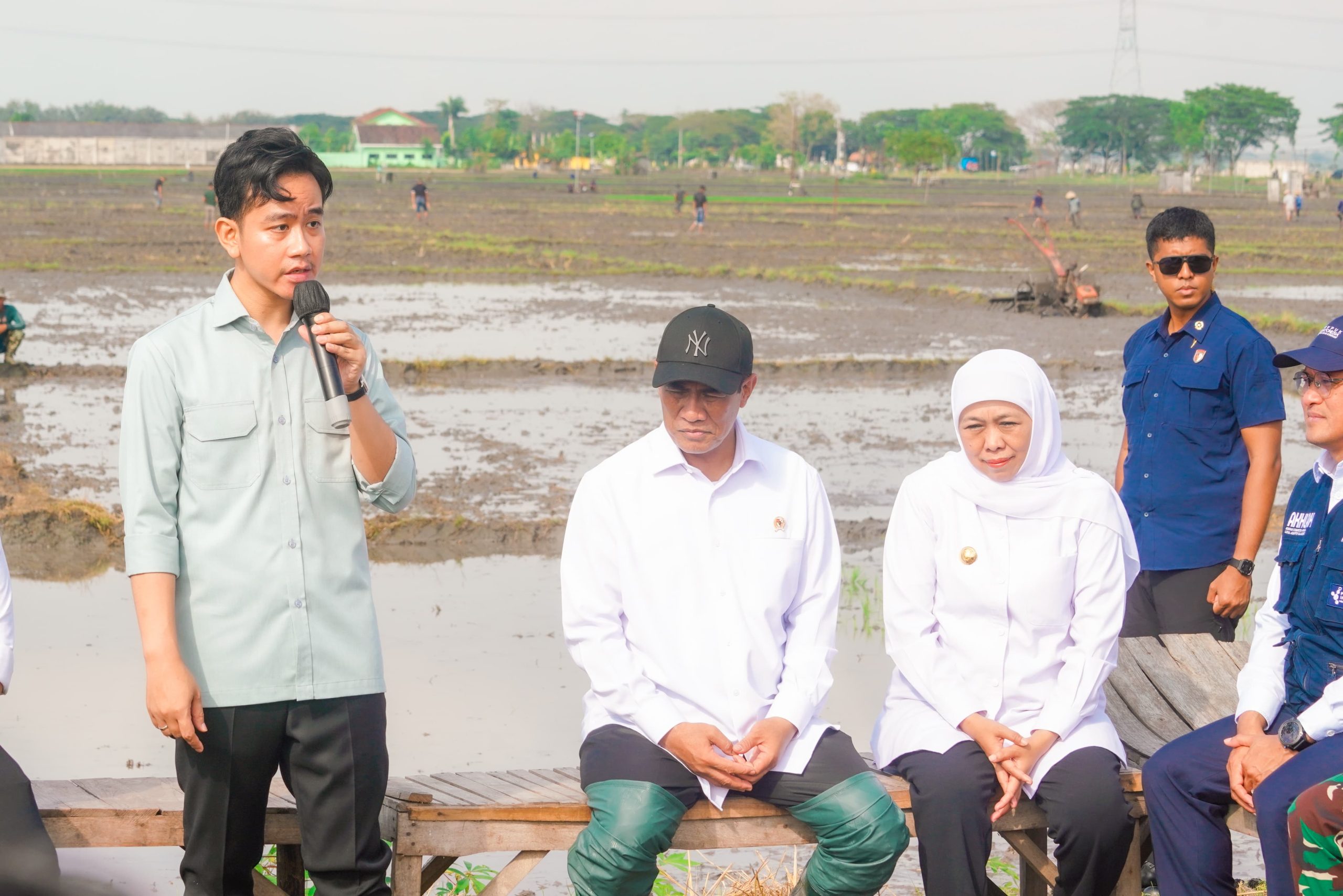 Dampingi Wapres RI  Tanam Padi Dan Tinjau Pabrik Beras di Ngawi, Gubernur Khofifah Tunjukkan Keunggulan Produktivitas Padi Ngawi