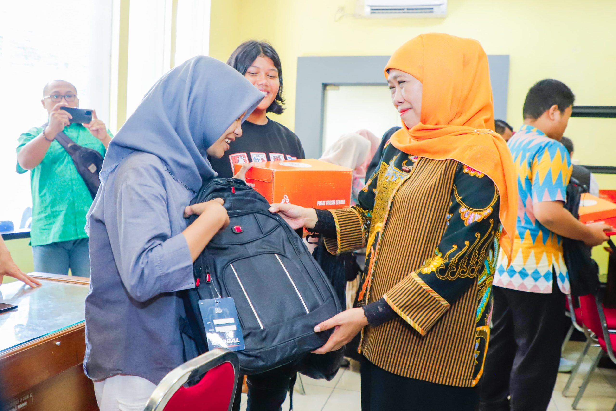 Tinjau Posko SPMB Jatim 2025, Gubernur Khofifah Pastikan Berjalan Optimal Lewat Senopati AI