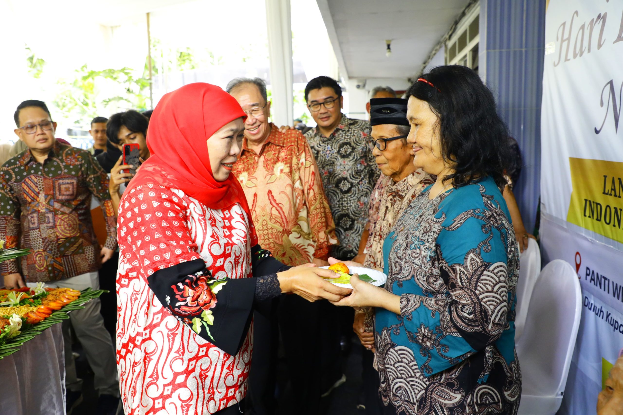 Peringati HLUN 2025, Gubernur Khofifah Sapa Lansia dan Potong Tumpeng di Panti Werda Surabaya