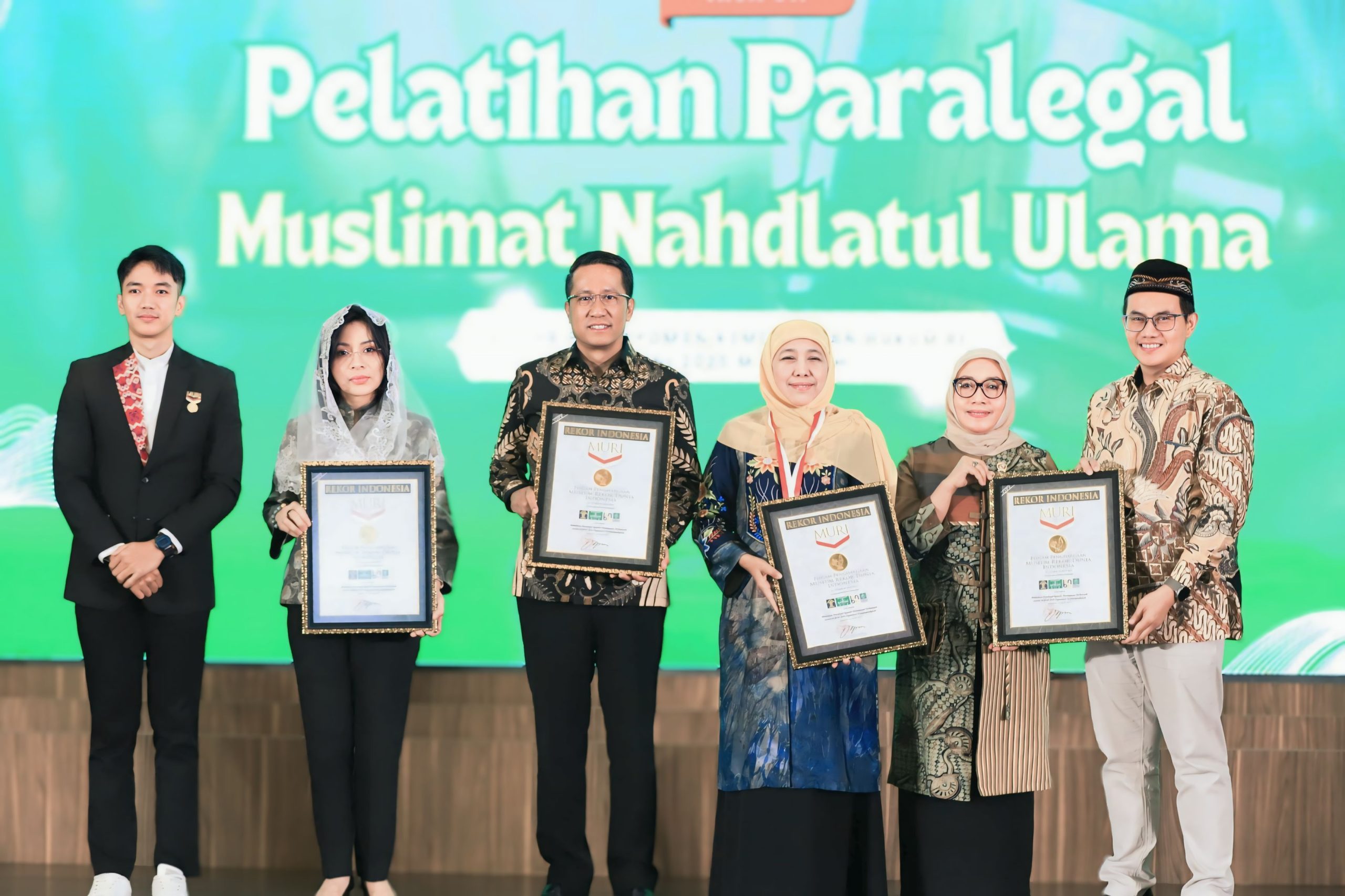 Tiba di Tanah Air usai Ibadah Haji, Gubernur Khofifah Hadiri Kick Off Pelatihan Paralegal Muslimat NU: Komitmen Bentuk 1.794 Posbankum Desa se-Indonesia