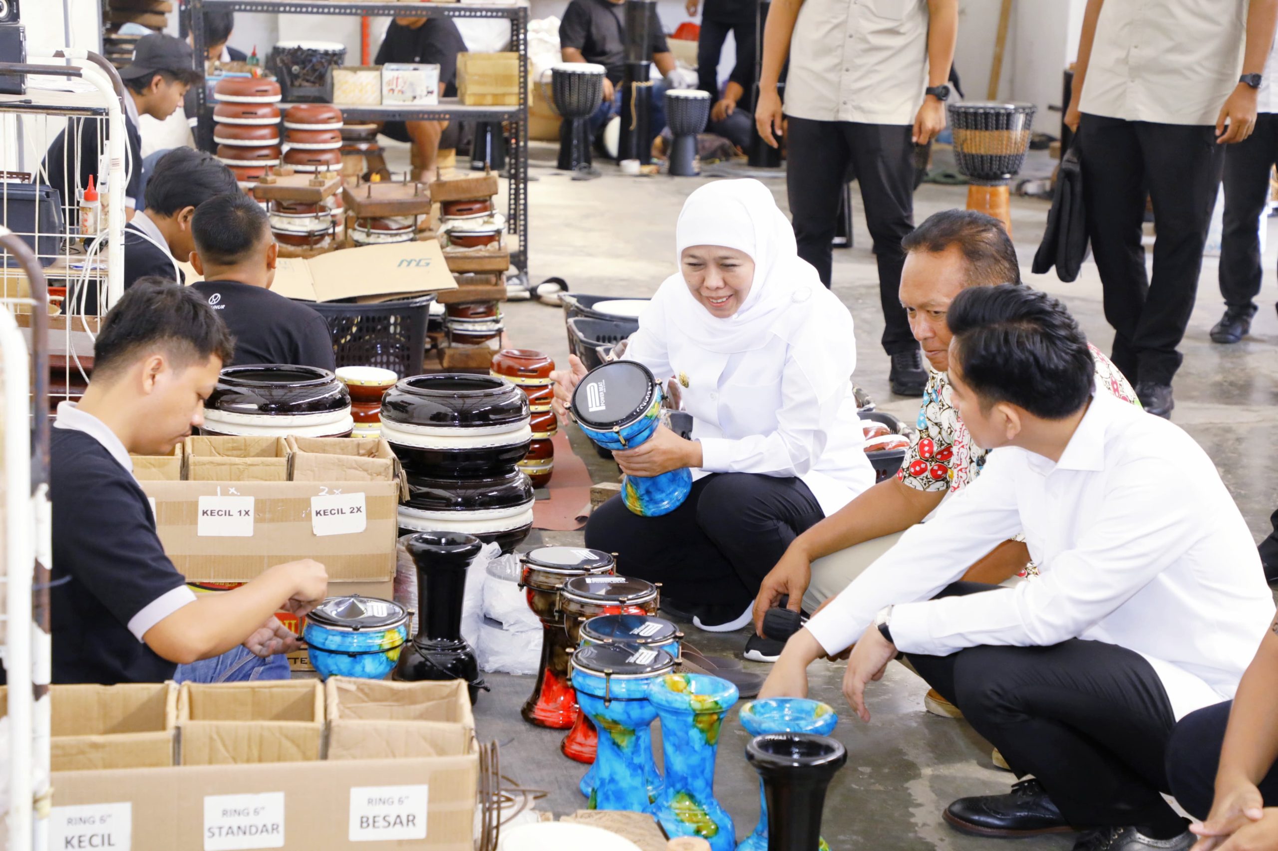 Dukung Produk UMKM Jatim Tembus Pasar Internasional, Wapres Gibran dan Gubernur Khofifah Sambangi Produsen Kendang Jimbe Blitar