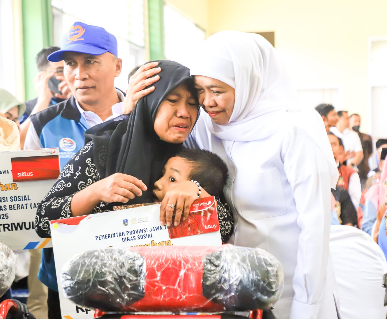 Salurkan Bantuan dan Zakat Produktif Rp5,69 Miliar di Jombang, Gubernur Khofifah Komitmen Tingkatkan Kesejahteraan dan Kemandirian Ekonomi Masyarakat