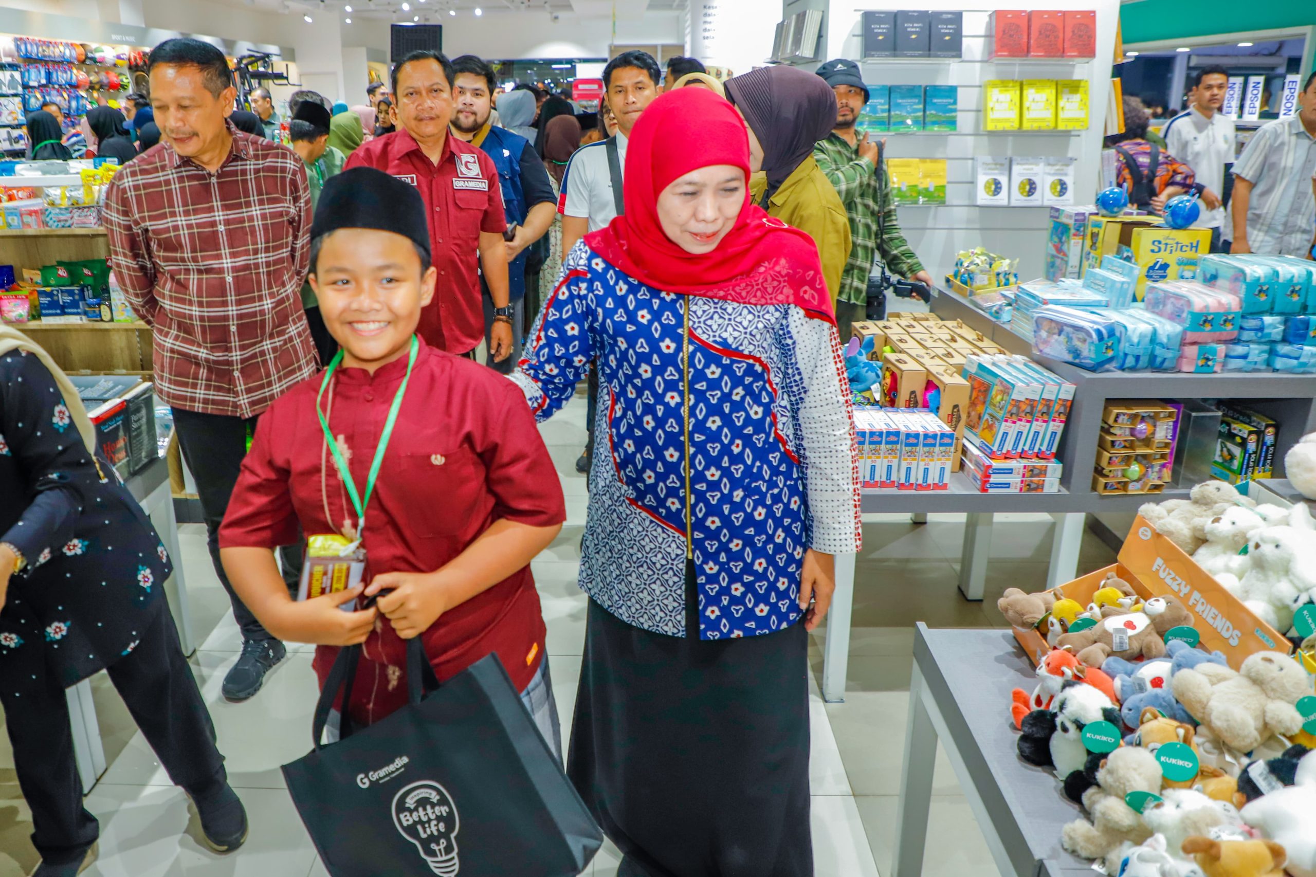 Raih Kemuliaan Bulan Muharram, Gubernur Khofifah Ajak 100 Anak Yatim Piatu dan Difabel di Kota Malang Belanja Kebutuhan Sekolah