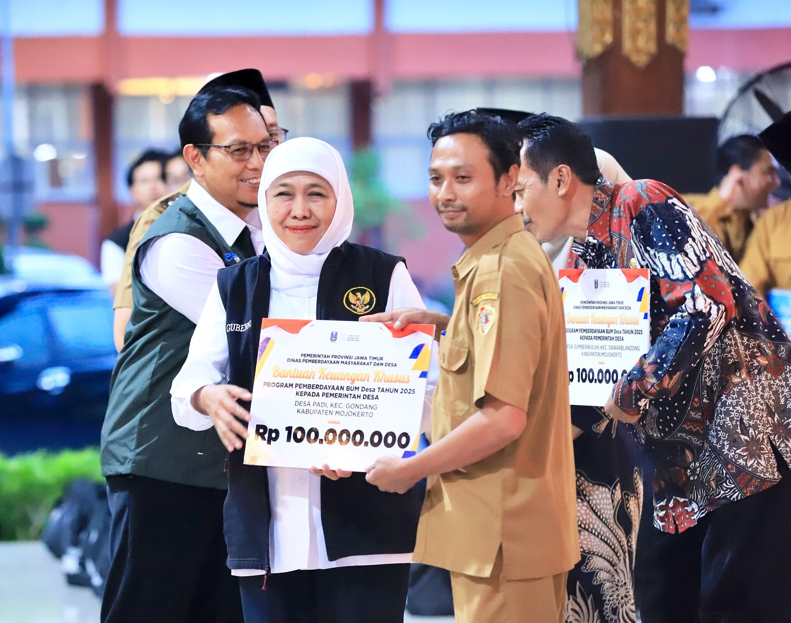 Komitmen Tekan Angka Kemiskinan Esktrem Hingga Nol Persen, Gubernur Khofifah Salurkan Bantuan dan Zakat Produktif Untuk Masyarakat Mojokerto