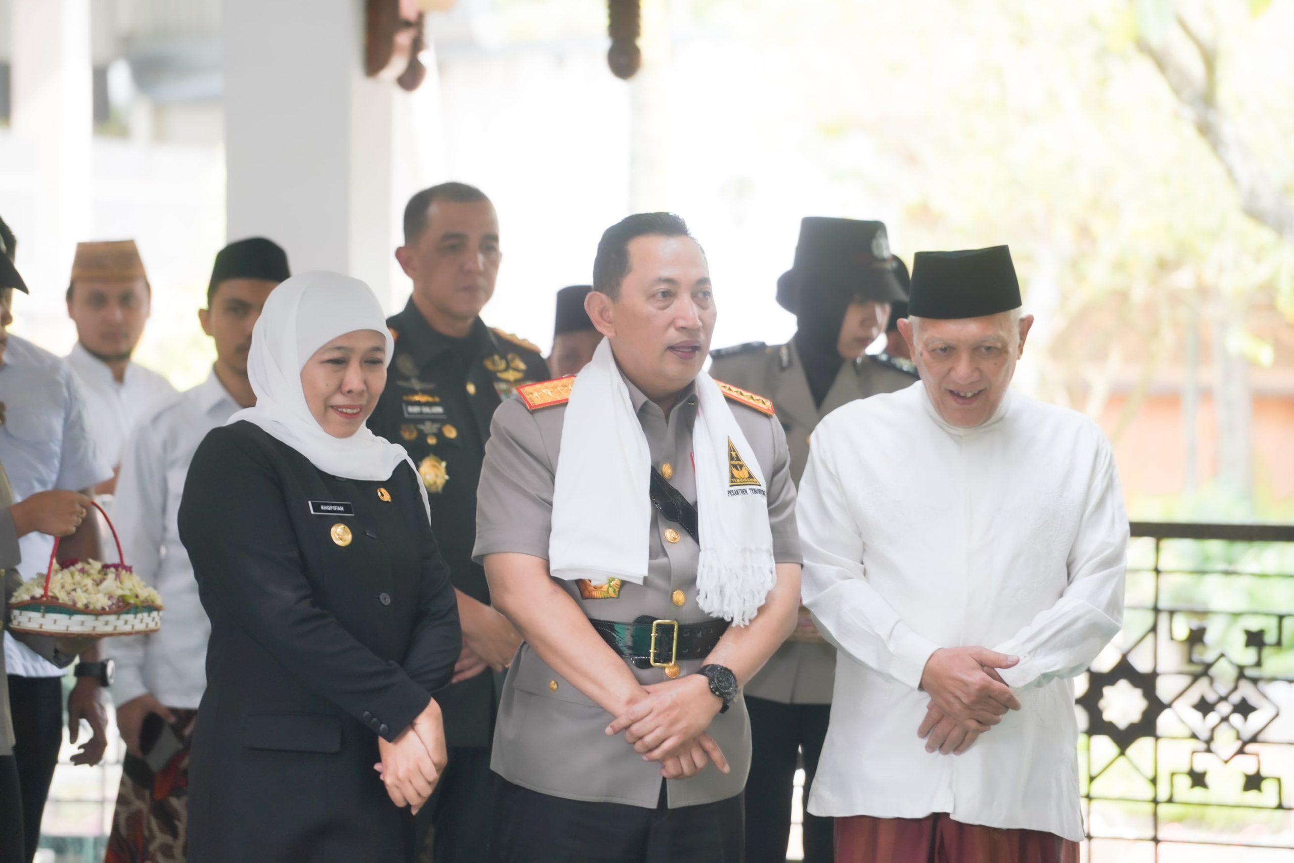 Gubernur Khofifah Dampingi Kapolri Ziarah Makam Gus Dur di Jombang Jatim: Jadikan Teladan Perkuat Toleransi Demi Persatuan Bangsa dan Negara