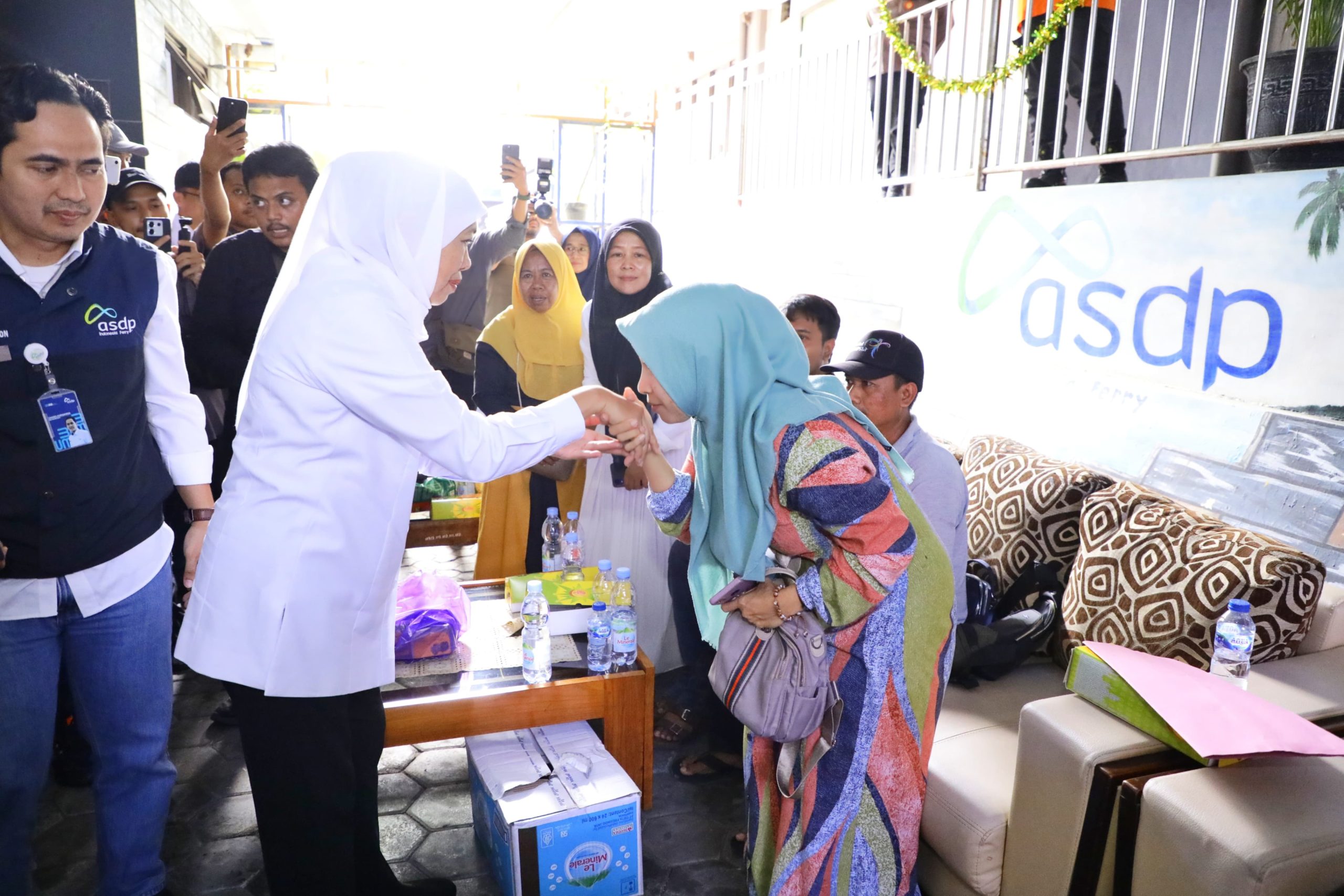 Gubernur Khofifah Hadir di Tengah Duka Tragedi KMP Tunu, Serahkan Santunan  Ahli Waris Keluarga Korban di Banyuwangi