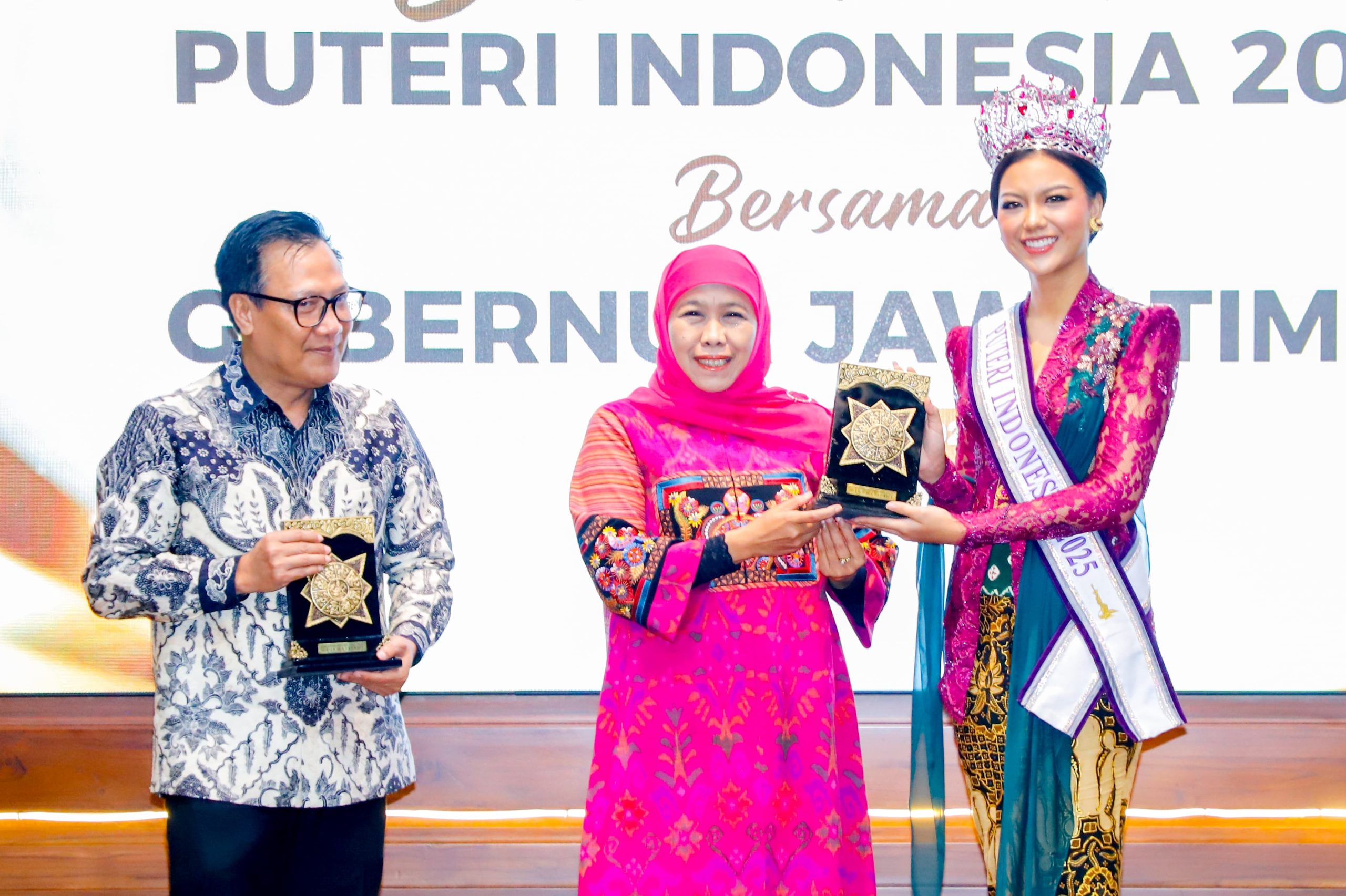 Sambut Hangat Puteri Indonesia 2025 Pulang ke Jatim, Gubernur Khofifah: Gaungkan Pariwisata dan Budaya Jawa Timur di Kancah Internasional