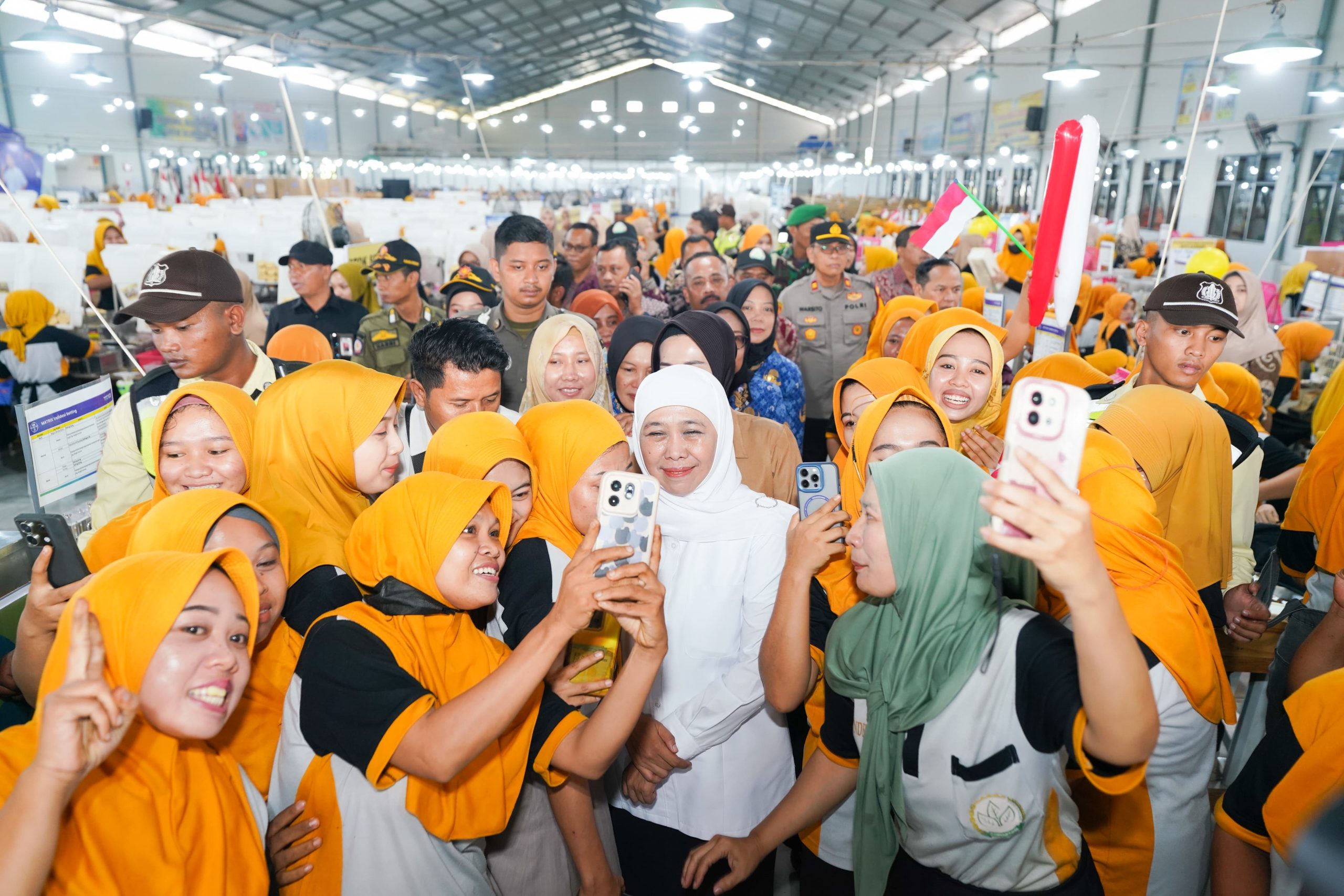 Sapa Ribuan Buruh Pejuang Keluarga di MPS Dander Bojonegoro, Gubernur Khofifah Hadirkan Harapan dan Bantuan untuk Ekonomi Lebih Baik