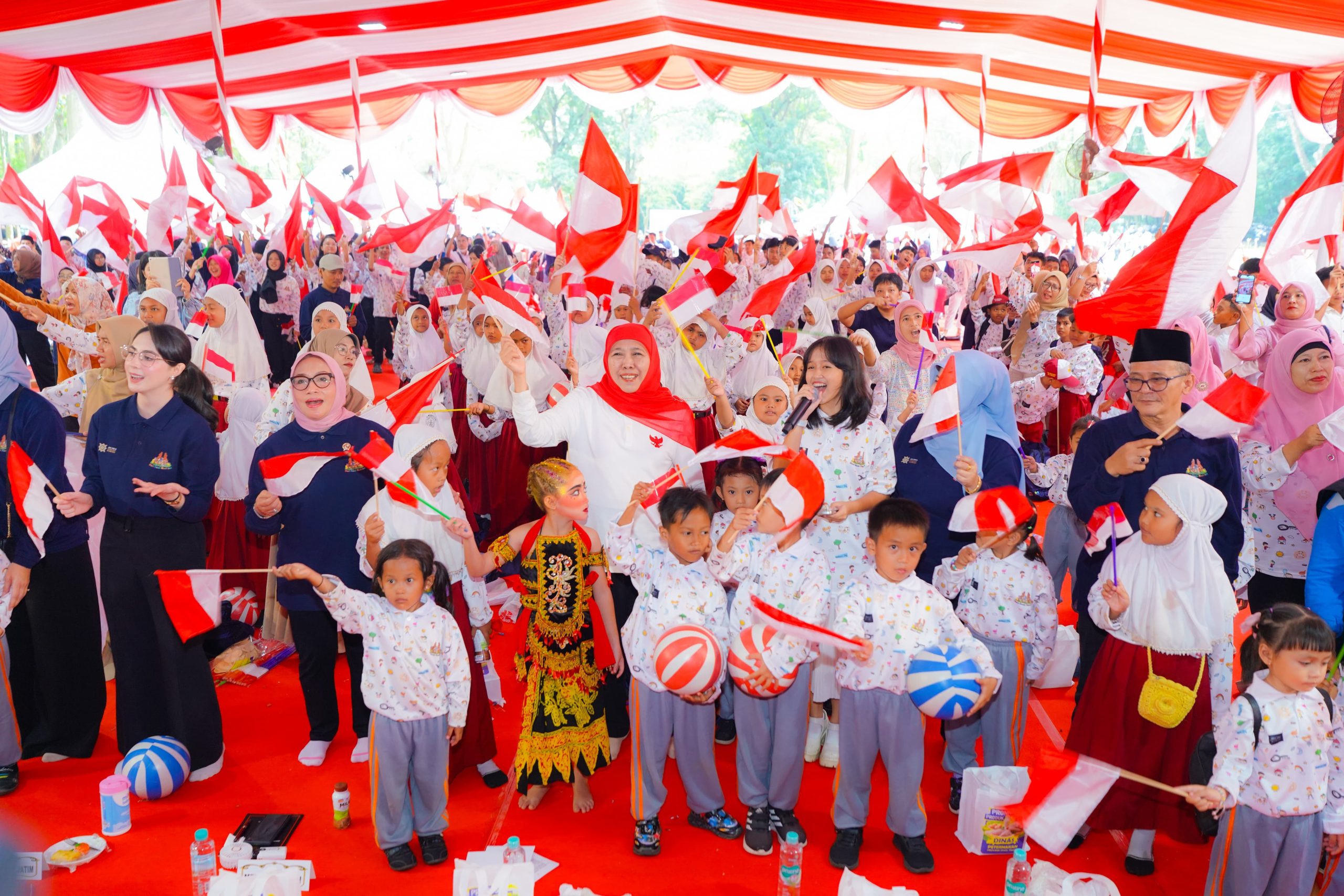 Peringati Hari Anak Nasional 2025 bersama Menteri PPPA, Gubernur Khofifah: Anak Jatim Harus Tumbuh dengan Bahagia dan Bebas dari Kekerasan