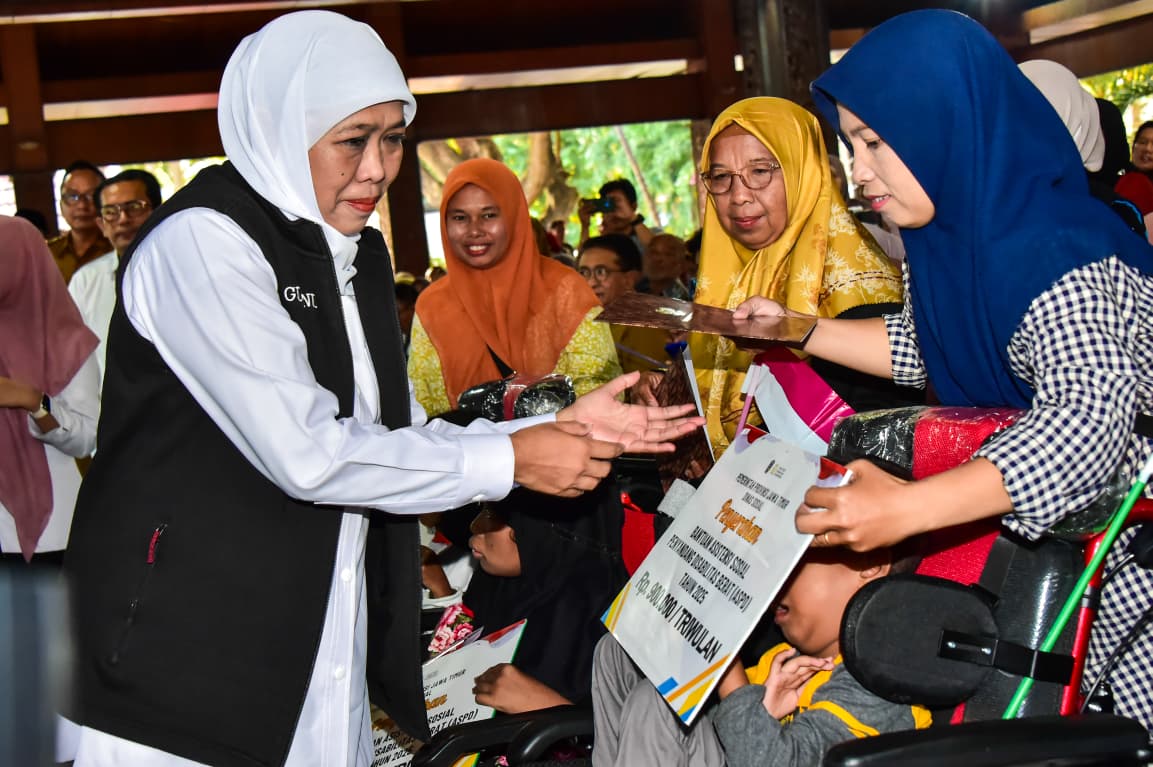 Bansos Jangan untuk Judol! Gubernur Khofifah Ingatkan Masyarakat  Bijak Manfaatkan Bantuan, Optimis Putus Rantai Kemiskinan di Jatim