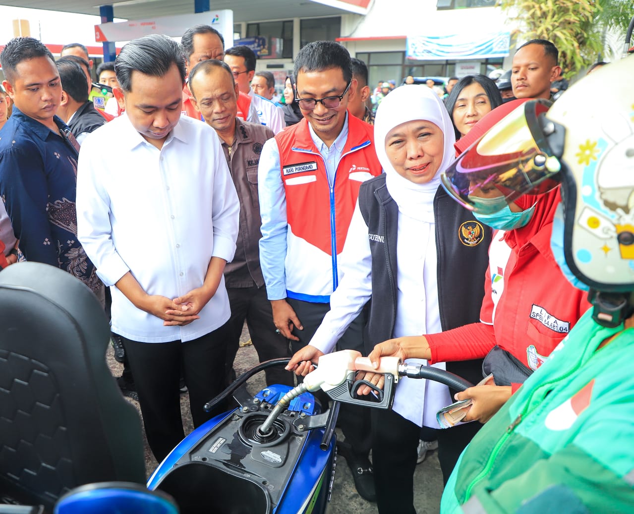 Suplai Kembali Normal Jember Tak Lagi Krisis BBM, Gubernur Khofifah Ungkap Rasa Syukur Bagikan Bantuan Bensin Gratis Untuk Ojol