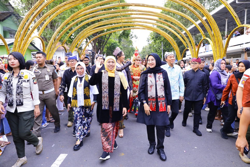 Gubernur Khofifah Apresiasi Banyuwangi Ethno Carnival 2025,  Sukses Gelar Transformasi Budaya Lokal Jadi Mendunia