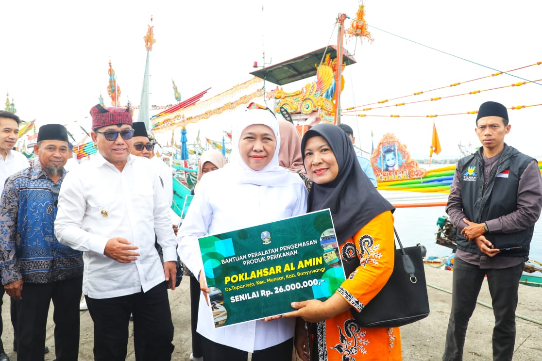 Sapa Nelayan dan Kelompok Perikanan di  Muncar Banyuwangi, Gubernur Khofifah Serahkan Bantuan Senilai Rp 276 Juta