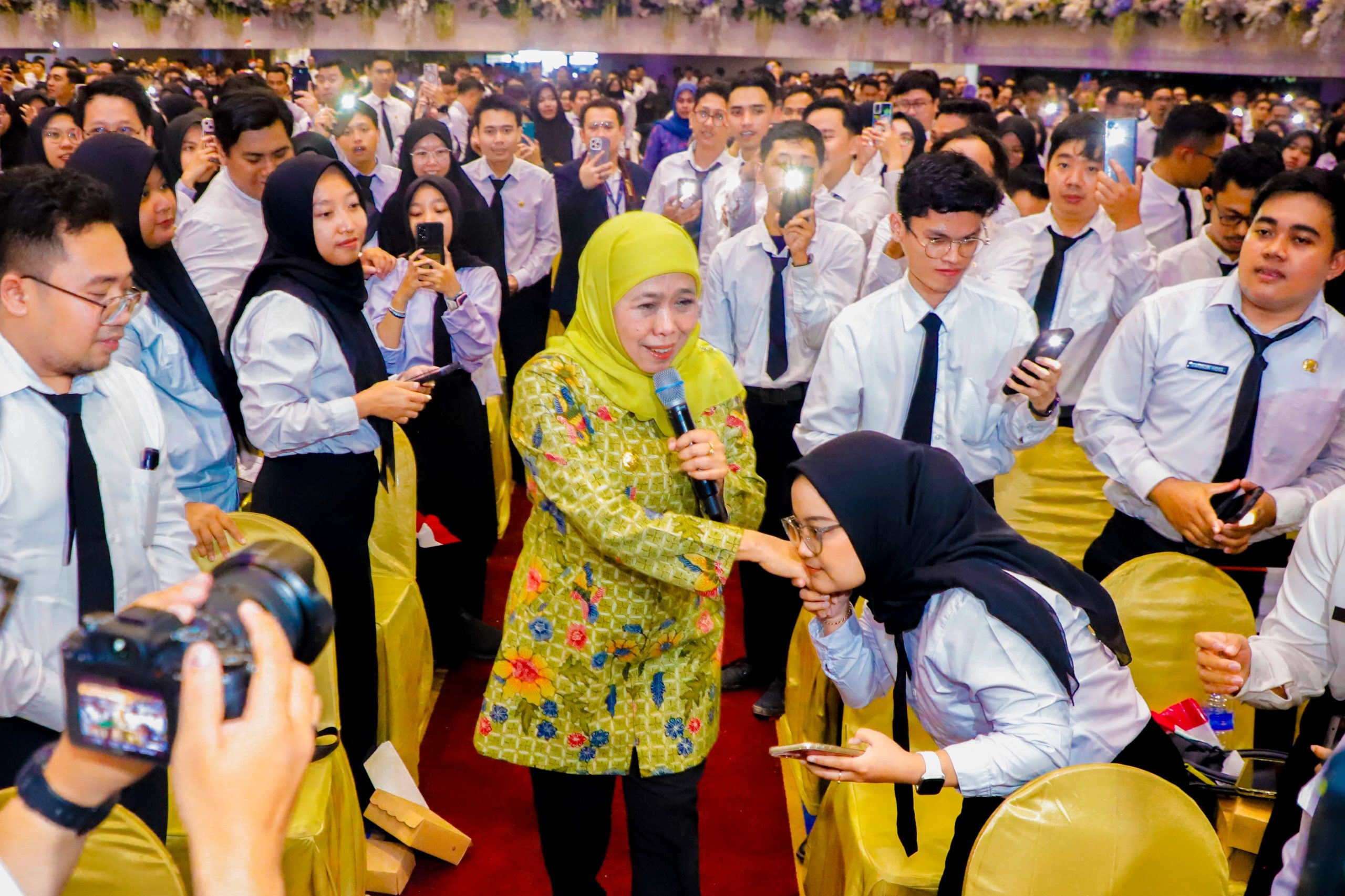4.172 CPNS dan PPPK Pemprov Jatim Terima SK Pengangkatan, Gubernur Khofifah Tegaskan Pentingnya Konsistensi, Inovasi dan Sinergi
