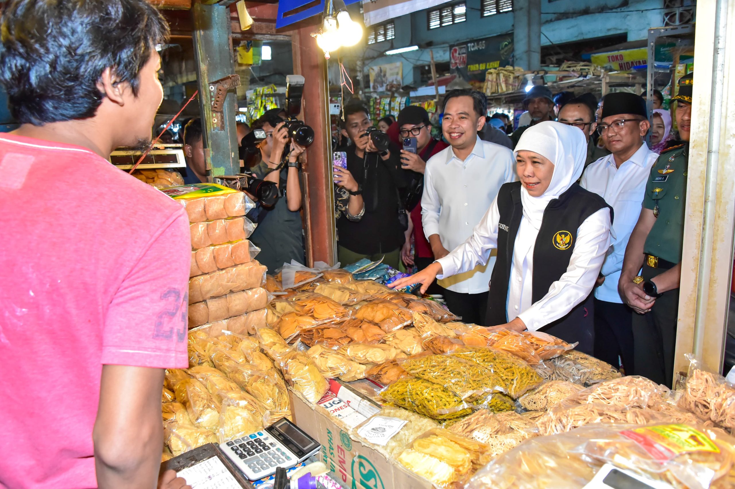 Tinjau Pasar Tanjung Jember, Gubernur Khofifah Pastikan Harga Stabil dan Distribusi Bahan Pokok Lancar
