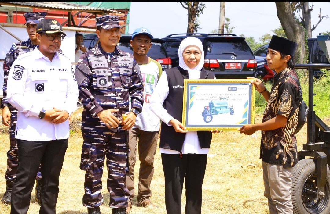 Gubernur Khofifah, Serahkan Bantuan Alsintan Kepada Gapoktan ,  Pastikan Jatim Siap Jadi Pilar Ketahanan  Pangan Nasional