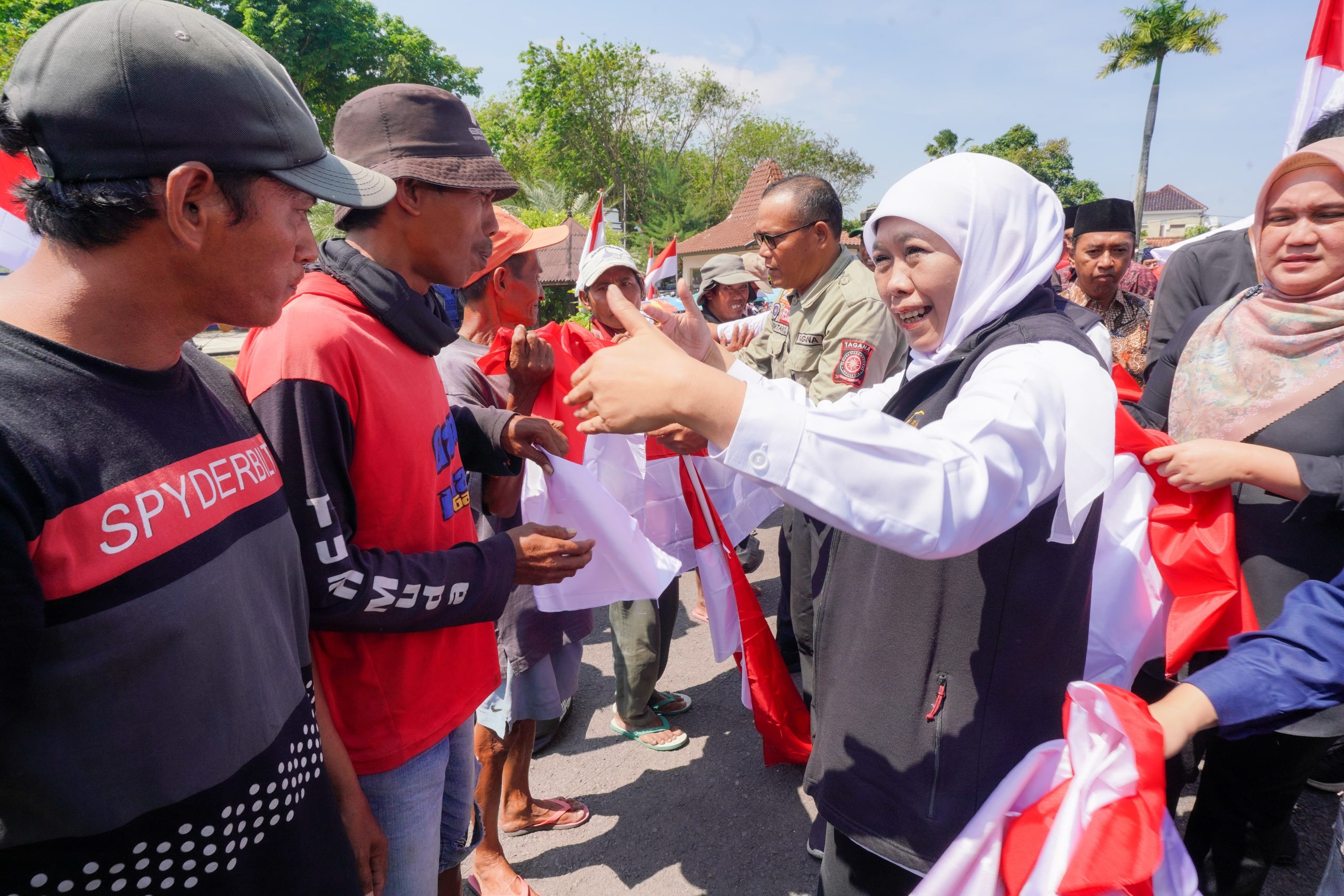 Gubernur Khofifah Serukan Masyarakat Jatim Kibarkan Bendera Merah Putih Sebulan Penuh, Jaga Kesakralan Bulan Kemerdekaan RI