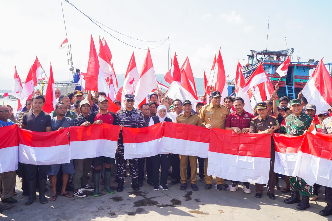 Gubernur Khofifah Serahkan Bantuan Khusus Bagi Nelayan Pacitan, Optimis Tingkatkan Kesejahteraan Nelayan Jatim