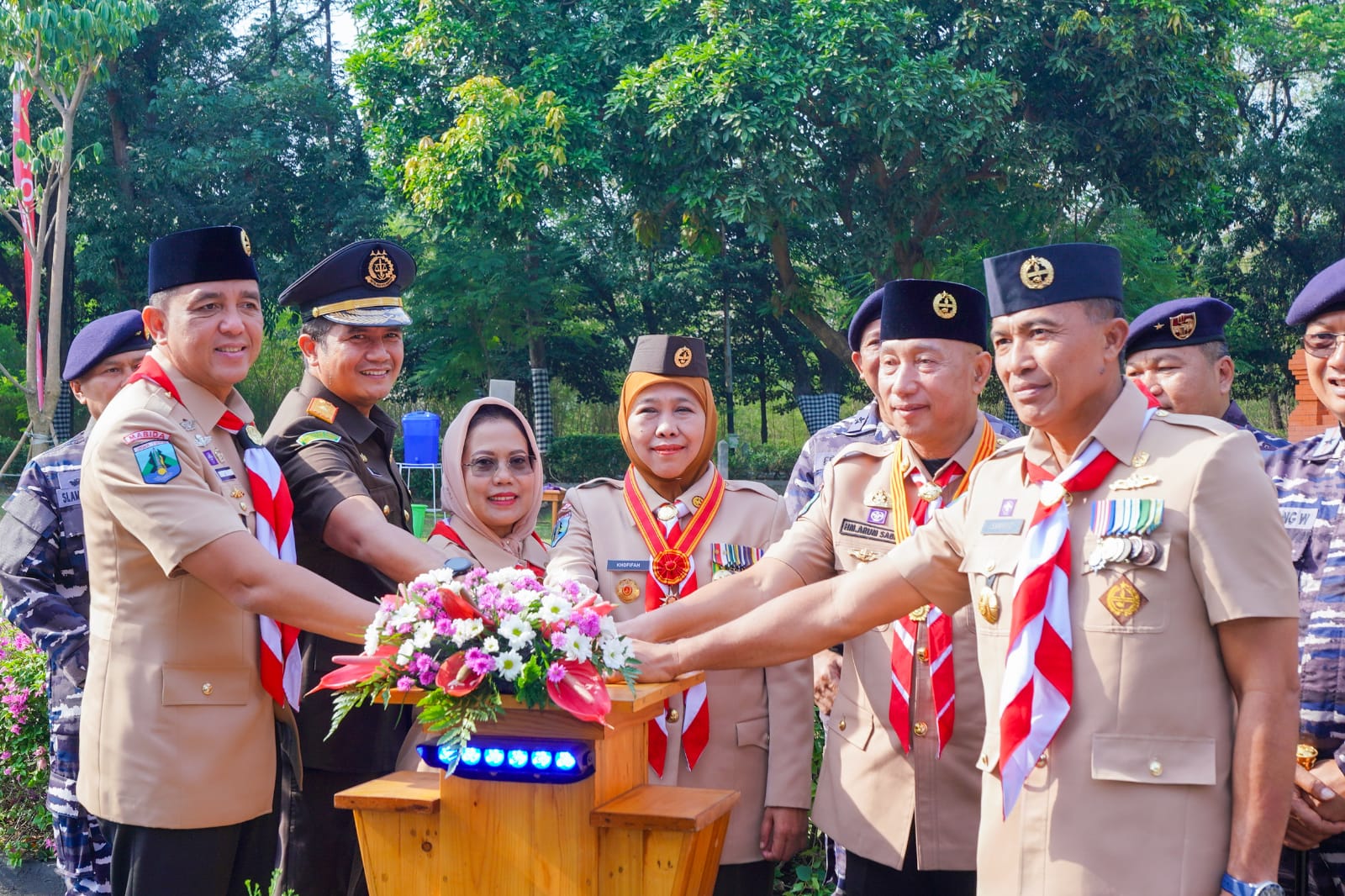 Gubernur Khofifah Pimpin Apel Hari Pramuka Ke-64, Ajak Pramuka Jatim Hidupkan Ruh Kepanduan untuk Wujudkan Ketahanan Bangsa