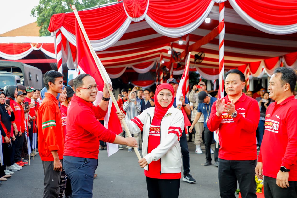 Gubernur Khofifah Berangkatkan 361 Tim Ekspedisi 80 Arjuno, Ajak Rawat Nasionalisme Lewat Kibaran Bendera Merah Putih dan Konservasi Alam
