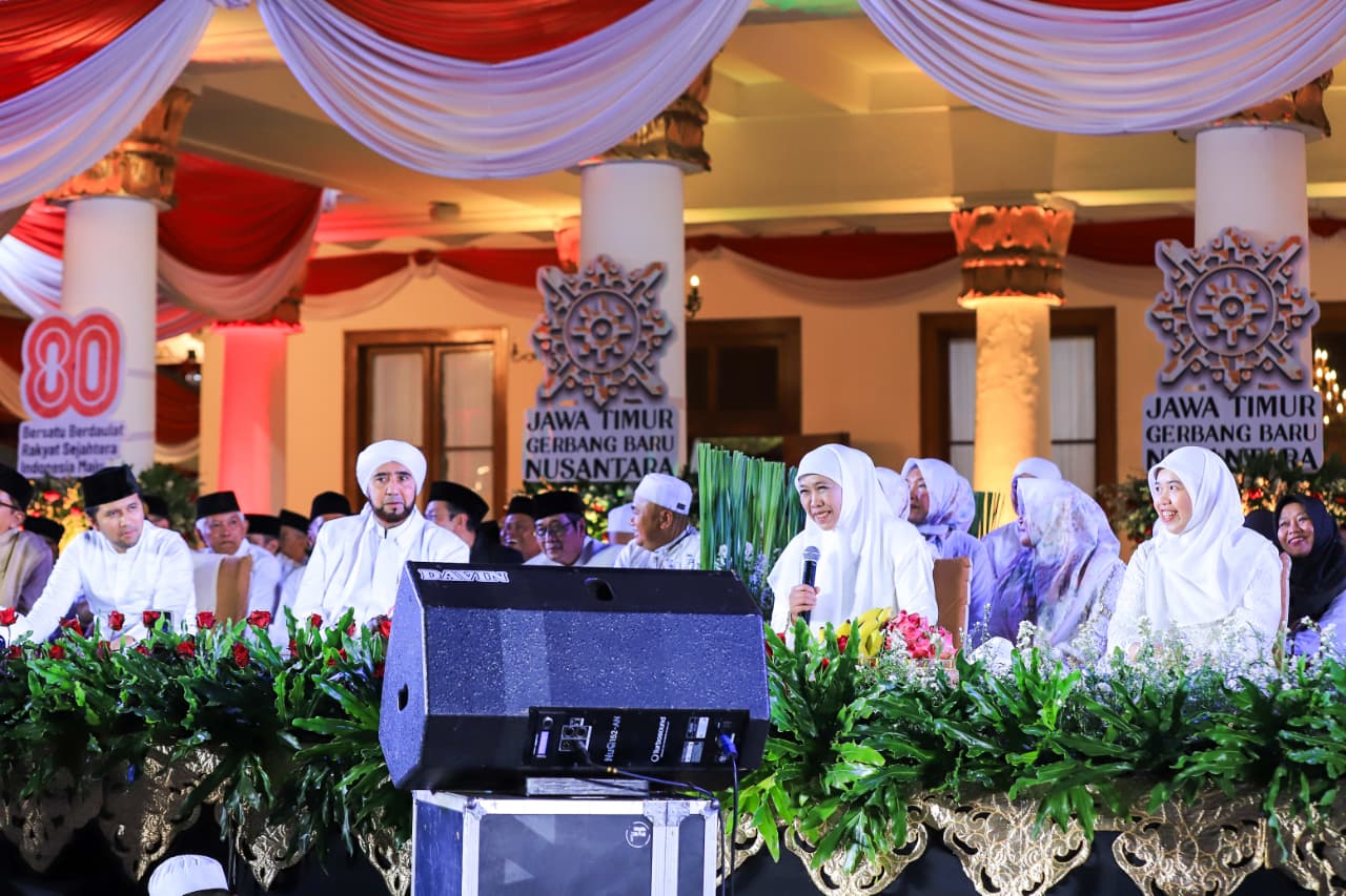 Syukuri 80 Tahun Kemerdekaan RI, Gubernur Khofifah dan Ribuan Masyarakat Jatim Larut Dalam Dzikir, Do’a dan Sholawat Bersama Habib Syech