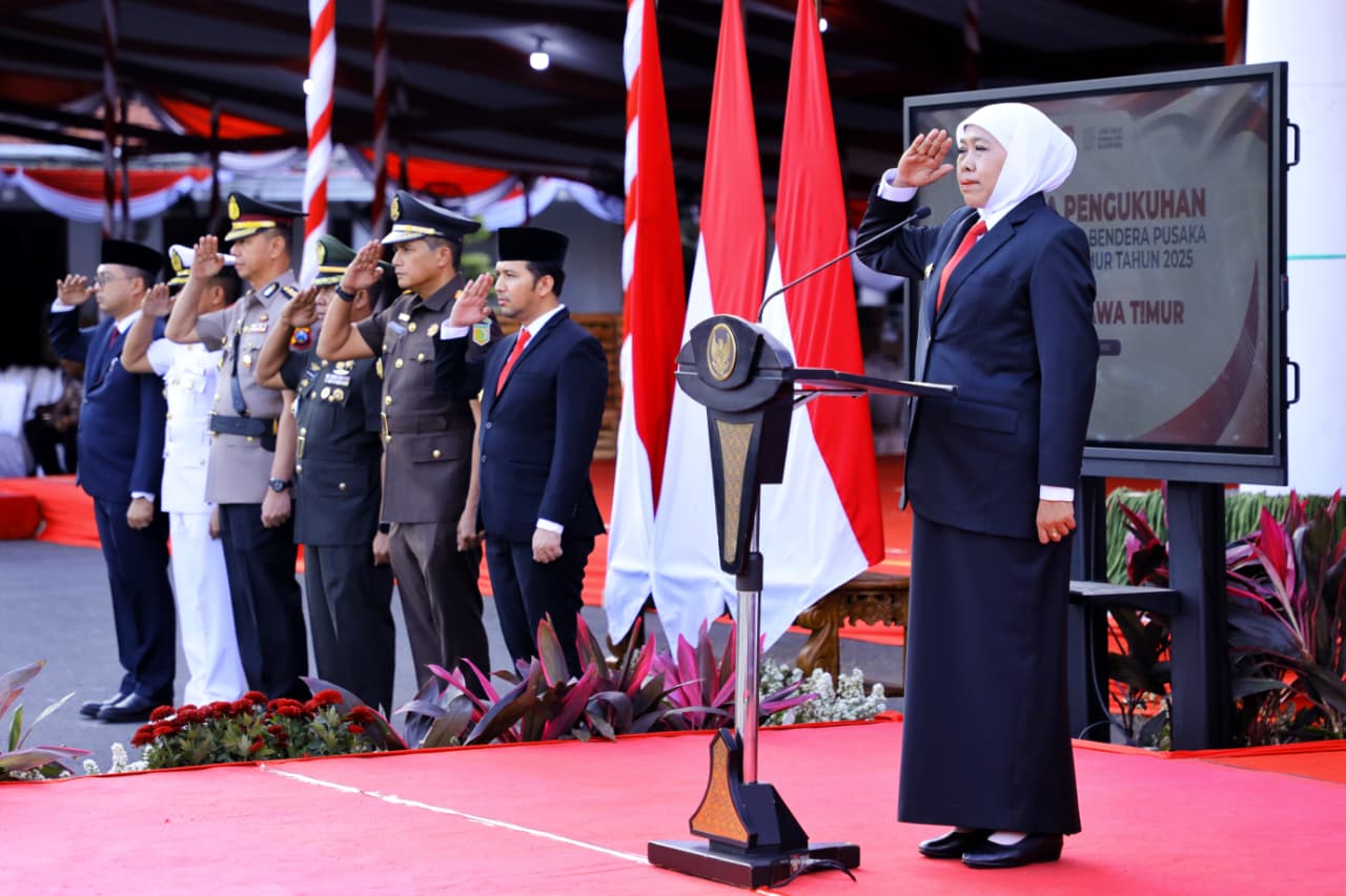 Gubernur Khofifah Kukuhkan 76 Anggota Paskibraka Jawa Timur, Teguhkan Dedikasi Terbaik untuk Merah Putih dan Negara