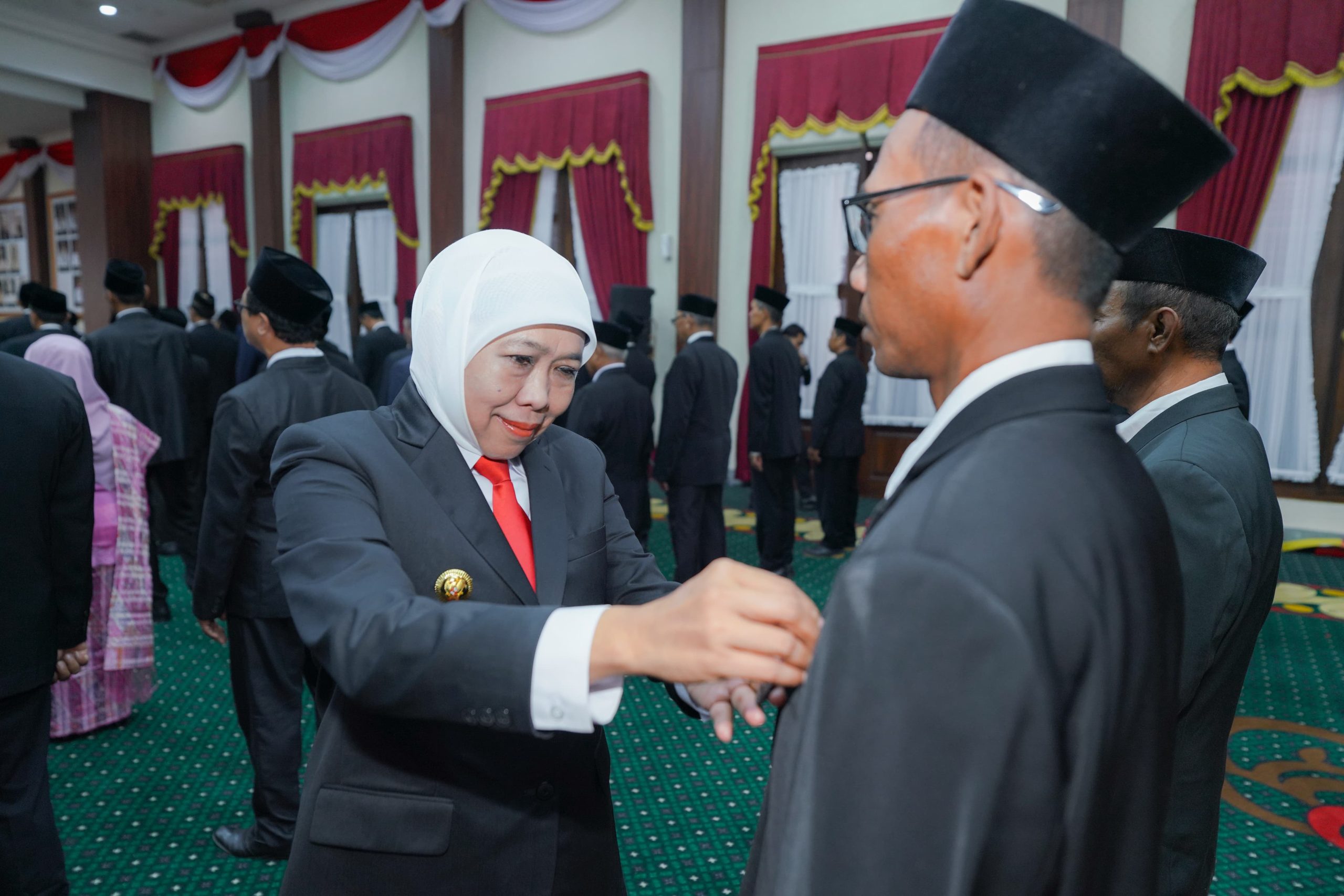 Kembali Sematkan Satyalancana Karya Satya 576 ASN Jatim, Gubernur Khofifah Serukan Kualitas Pendidikan  untuk Wujudkan Indonesia Maju dan Generasi Emas 2045