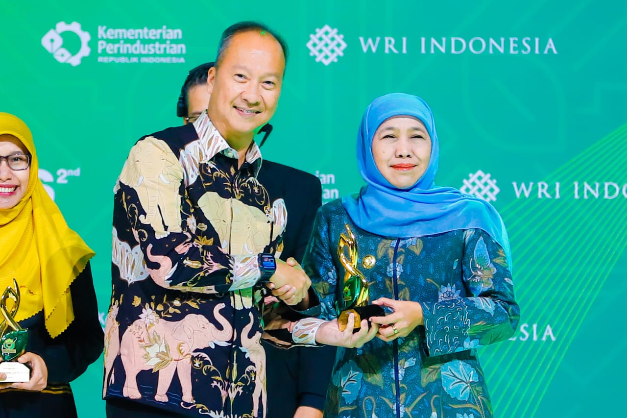 Gubernur Khofifah Terima Penghargaan dari Menteri Perindustrian RI, Peringkat Pertama Nasional dalam Implementasi Ekonomi Hijau