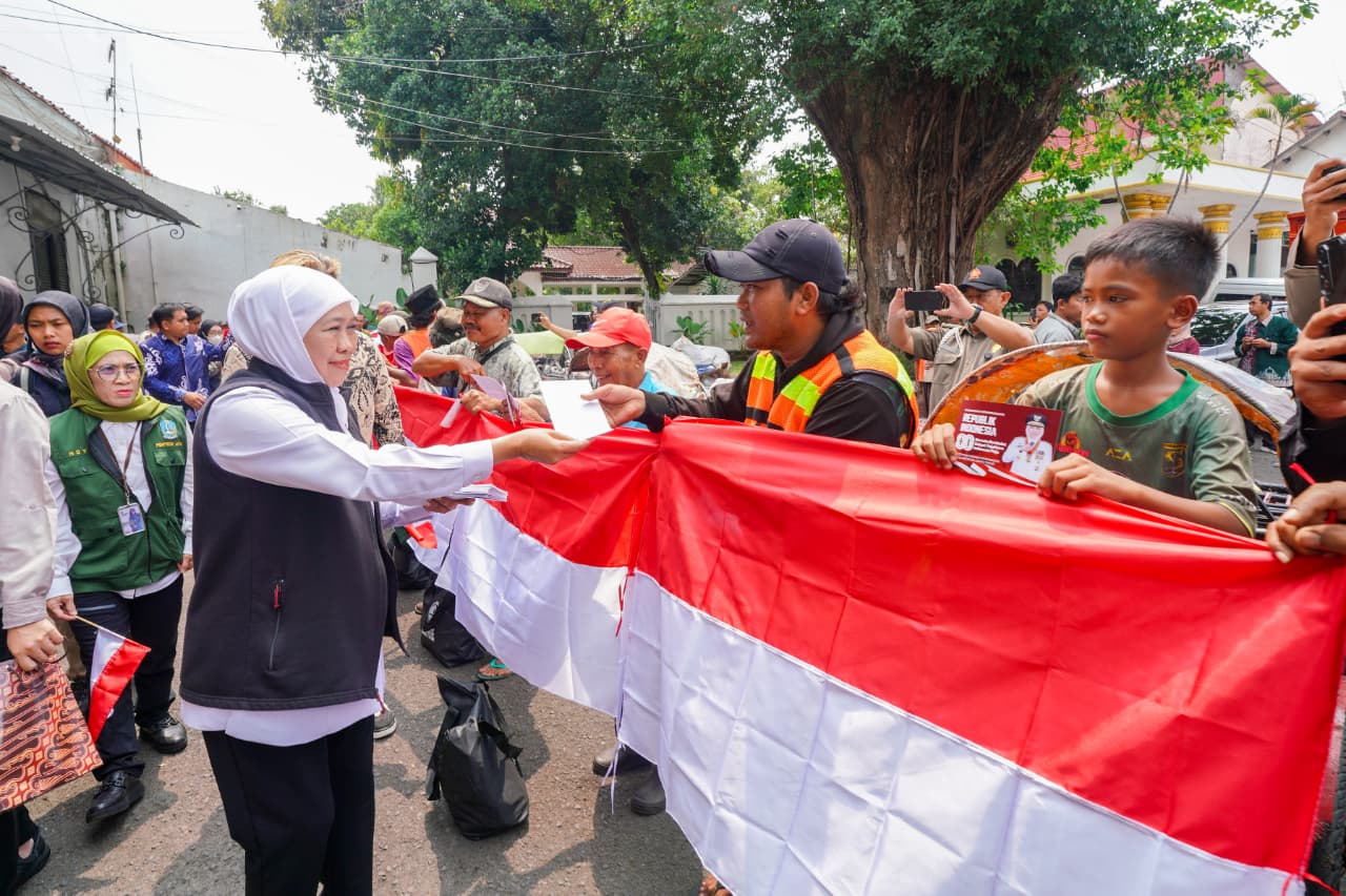 Gubernur Khofifah Salurkan Bantuan Sosial  Rp 4,9 Miliar Untuk Masyarakat Sidoarjo, Perkuat Ketahanan Ekonomi Cegah Jeratan Rentenir dan Pinjol Ilegal