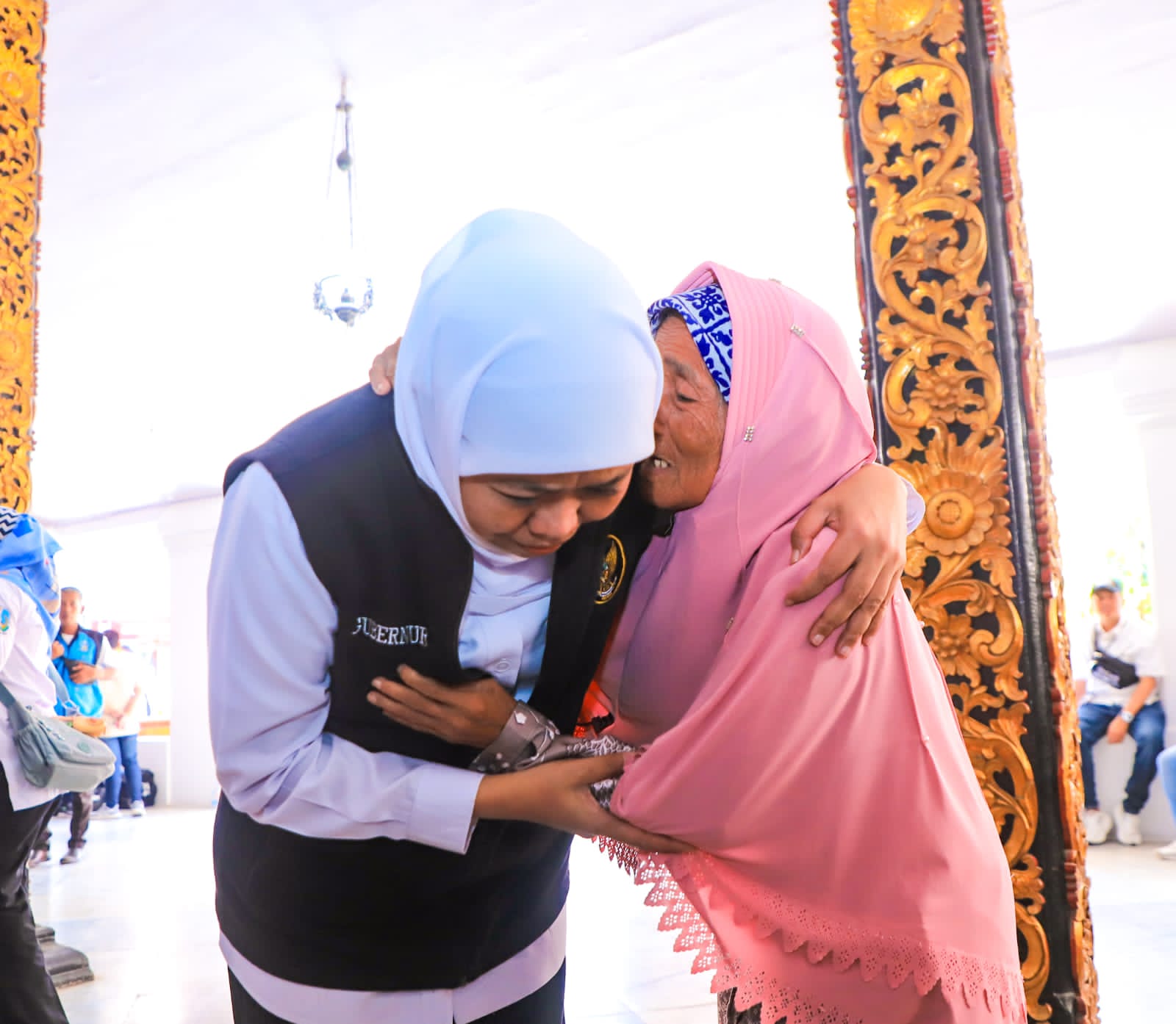 Gubernur Khofifah Salurkan Bantuan dan Zakat Produktif Senilai Rp 24 Miliar, serta Serahkan Santunan Duka untuk 17 Keluarga Korban Meninggal Karena Campak di Sumenep