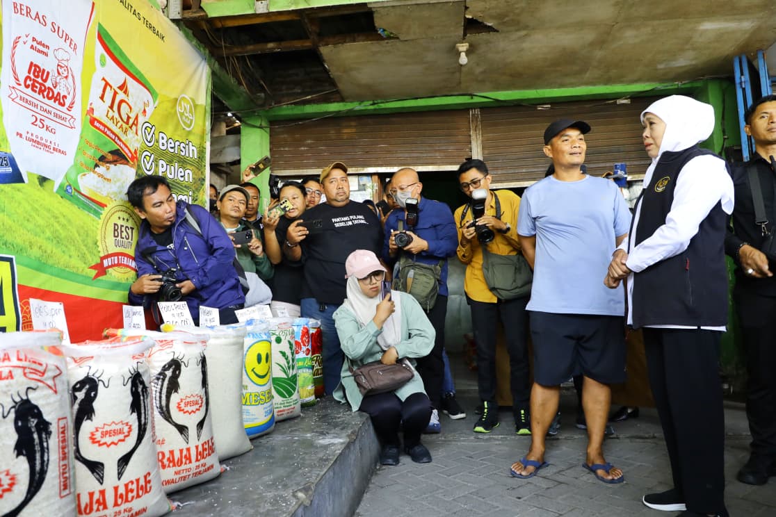 Respon Naiknya Harga Beras di Pasar, Gubernur Khofifah Tegas Instruksikan Jaga Kelancaran Distribusi Beras SPHP