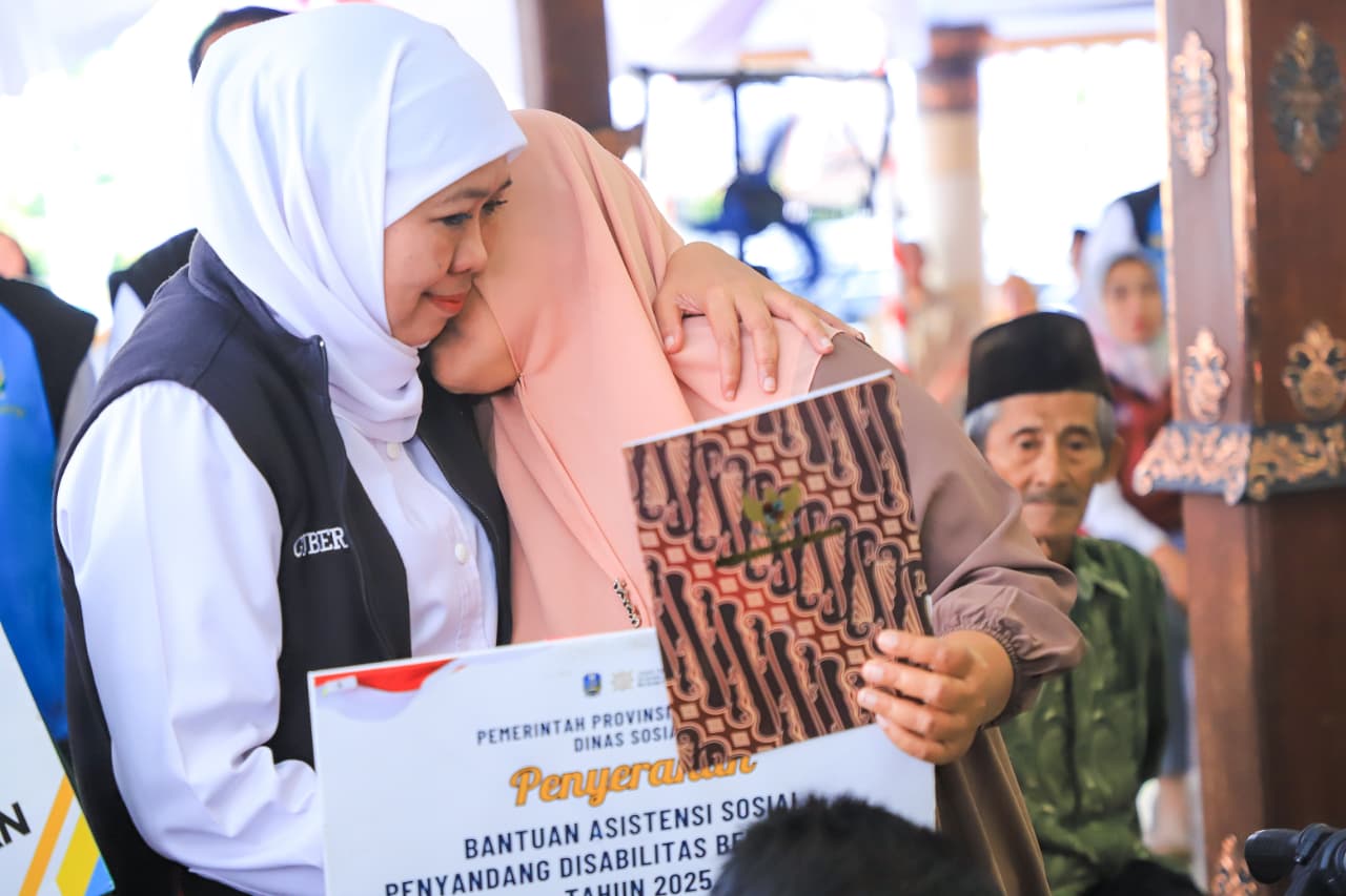 Gubernur Khofifah Salurkan Rp 5,7 Miliar Bansos dan Zakat Produktif Di Kabupaten Blitar, Jadi Penguat Sosial Ekonomi Masyarakat