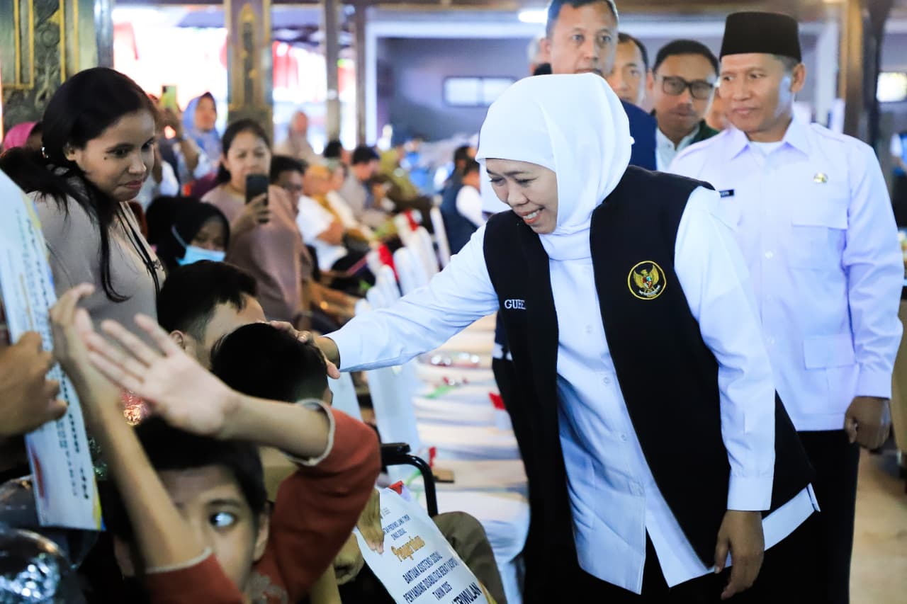 Bansos dan Zakat Produktif Rp6,1 Miliar untuk Warga Tulungagung, Gubernur Khofifah Optimis Jadi Bantalan Sosial dan Larang untuk Judol