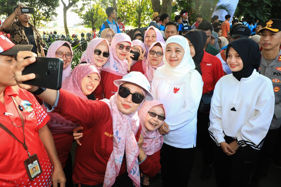 Jalan Sehat Bersama Puluhan Ribu Murid dan Guru Se-Kediri, Gubernur Khofifah Tegaskan SMA/SMK/SLB Negeri Se-Jatim Bebas Pungli dan Terus Tingkatkan Prestasi