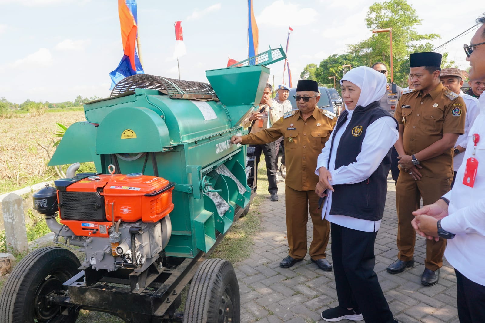 Gubernur Khofifah Serahkan Bantuan 39 Unit Alsintan Kepada Poktan di Blitar Dan Tulungagung, Optimistis Tingkatkan Nilai Tambah Dan Kebermanfaatan Petani