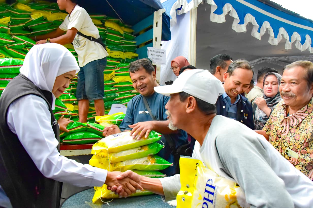 Jaga Keterjangkauan Harga Kebutuhan Bahan Pokok Masyarakat, Gubernur Khofifah Gelar Pasar Murah di Kota Malang