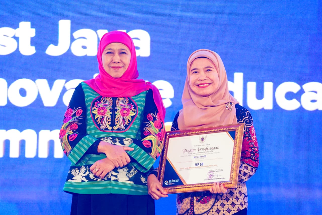 Gubernur Khofifah Berikan Apresiasi Inovasi Terbaik Insan Pendidikan Jawa Timur pada Ajang EJIES 2025