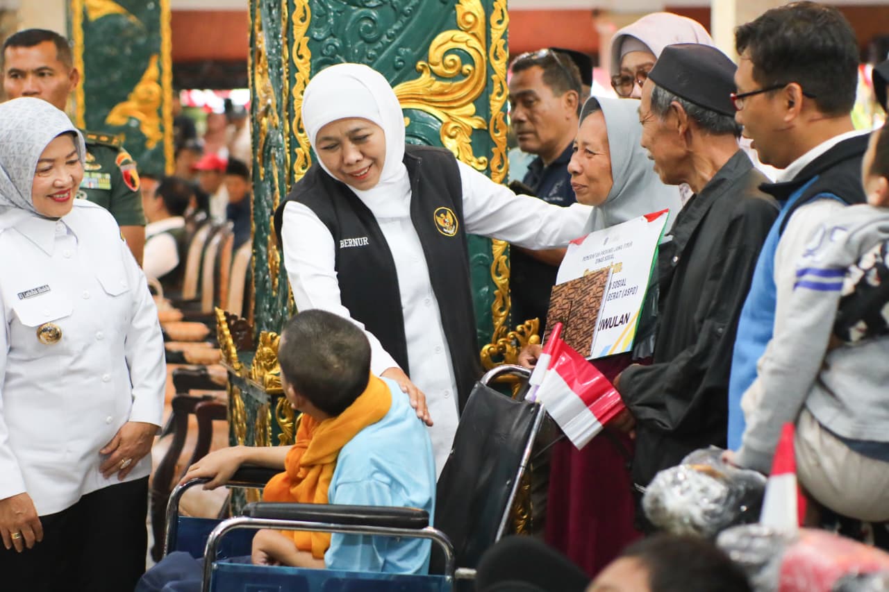 Gubernur Khofifah Salurkan Bansos, Zakat Produktif Hingga Alsintan Total Rp 16,1 Milyar untuk Masyarakat Kabupaten Malang