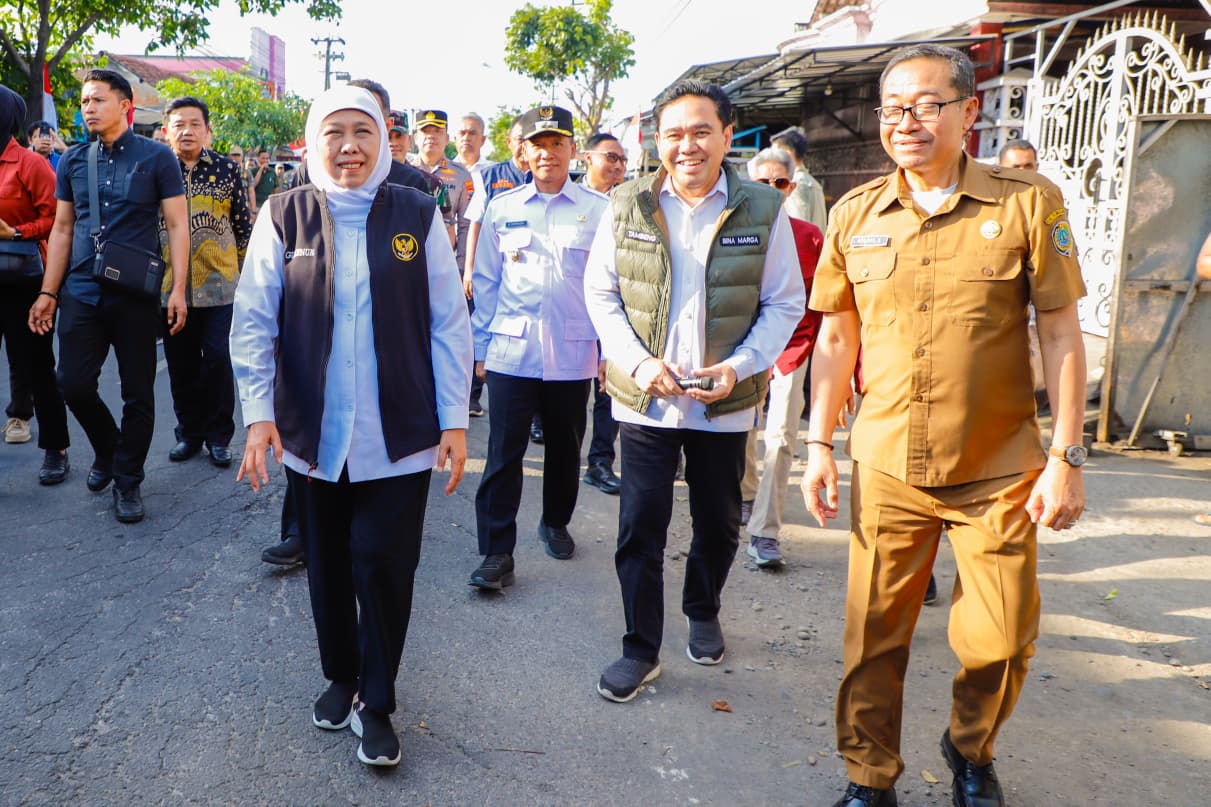 Gerak Cepat Perbaikan Jalan Tulungagung, Gubernur Khofifah Gelontorkan 300 Drum Aspal Lewat Sharing System