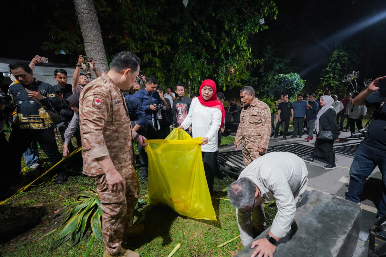 Gubernur Khofifah Turun Langsung Pastikan Taman Apsari Bersih dan Pulih Pasca Pesta Rakyat