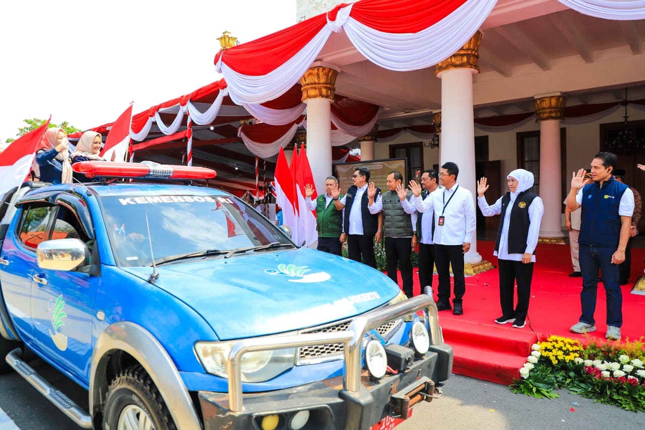 Gubernur Khofifah Kendarai Motor Listrik Pimpin Langsung Penyerahan Tali Asih untuk Perintis, Janda Kemerdekaan dan Keluarga Pahlawan Nasional