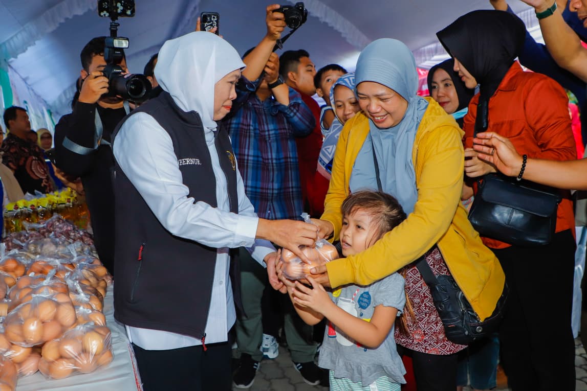 Gelar Pasar Murah di Tulungagung, Gubernur Khofifah: Upaya Dekatkan Akses Bahan Pokok Terjangkau untuk Masyarakat