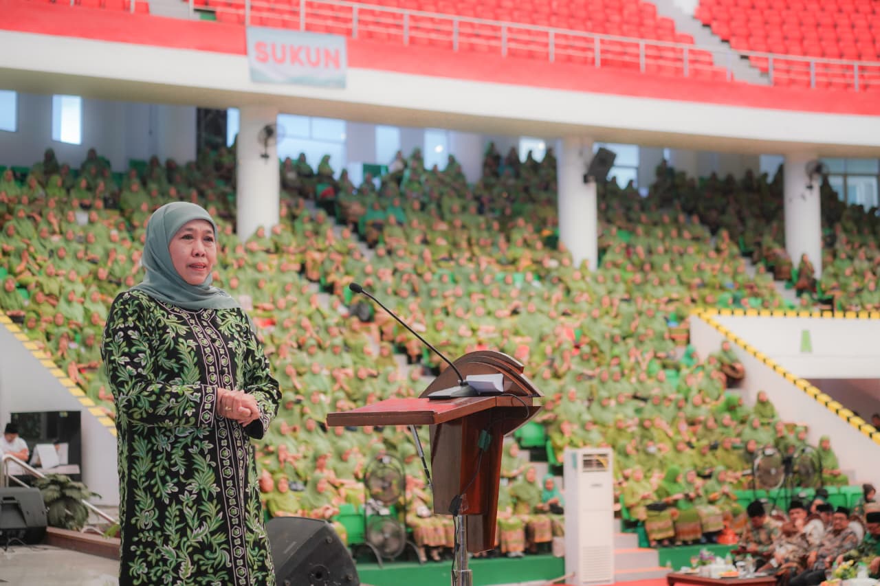 Hadiri Maulid Bersama Muslimat NU Malang, Gubernur Khofifah Minta Pemanfaatan Teknologi Jangan Lepas dari Akhlak