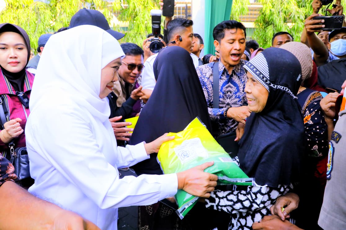 Gubernur Khofifah Disambut Hangat Warga Dupak Surabaya Saat Tinjau Langsung Harga Pasar Murah