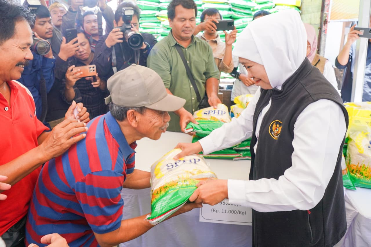Gubernur Khofifah Bawa Pasar Murah Dekatkan Akses Sembako Murah Hingga Lapisan Masyarakat Terbawah