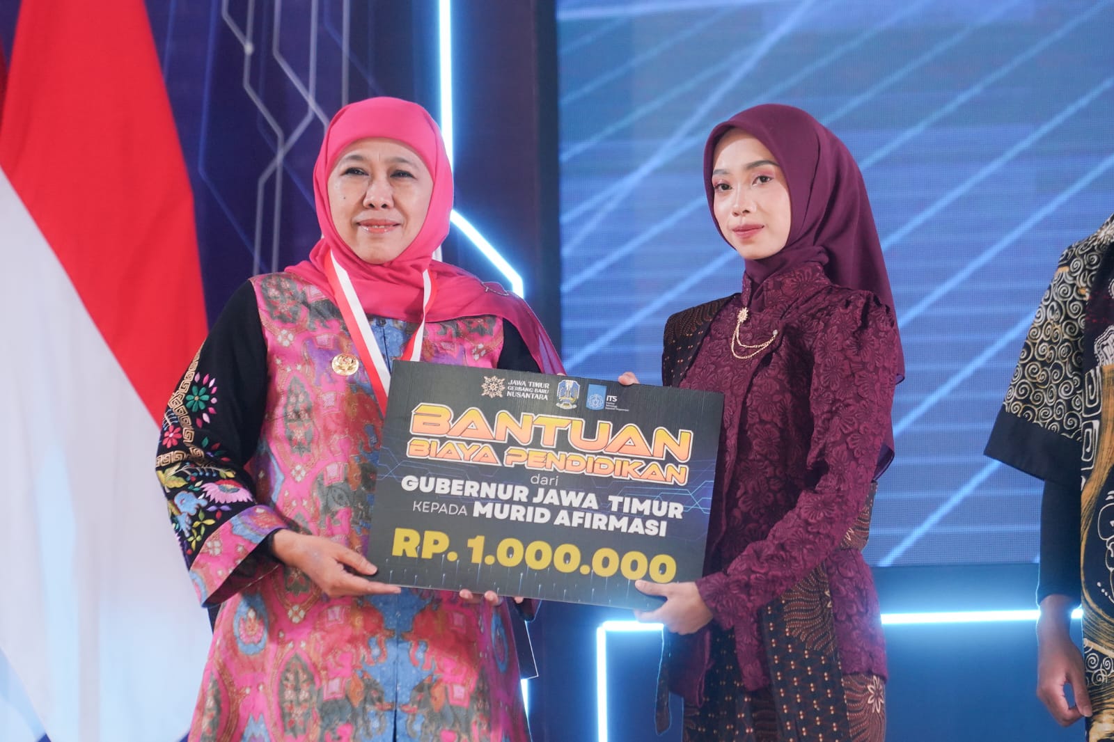 Kolaborasi Pendidikan dan Industri Sukseskan Double Track, Gubernur Khofifah Catat Rekor MURI Bersama Siswa Jatim