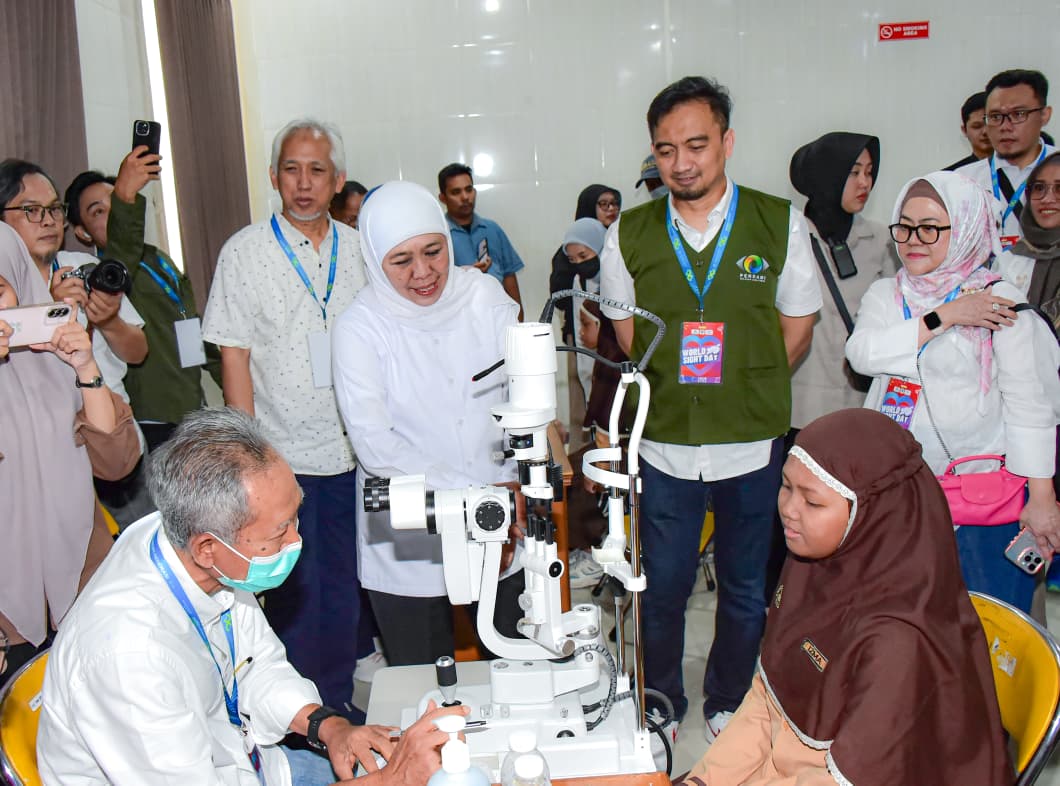 Gubernur Khofifah Bagikan Beasiswa dan Bingkisan di World Sight Day, Doakan Anak-Anak Jadi Generasi Sehat dan Cerdas