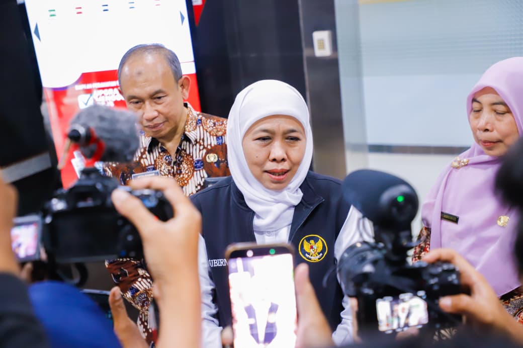 Ditemani Menko PMK, Gubernur Khofifah Jenguk Santri Selamat Ponpes Al Khoziny dan Tinjau Posko Layanan Kemanusiaan