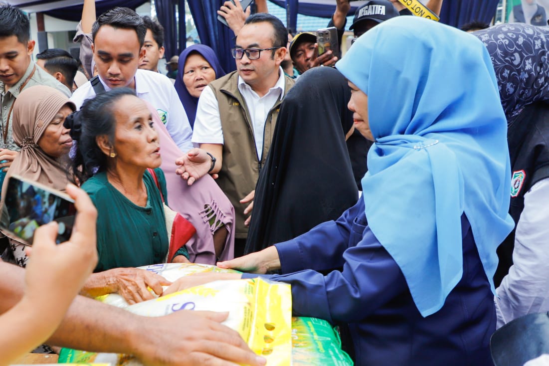 Gubernur Khofifah Gelar Pasar Murah ke-290 di Candipuro Lumajang Sekaligus Kurasi Produk UKM Lokal
